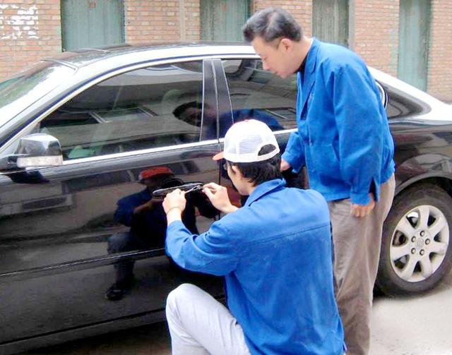 兴安汽车钥匙丢在车里面怎么办?